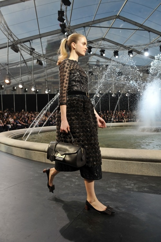 Illustration for article titled Attack Of The Supermodels Continues At Louis Vuitton